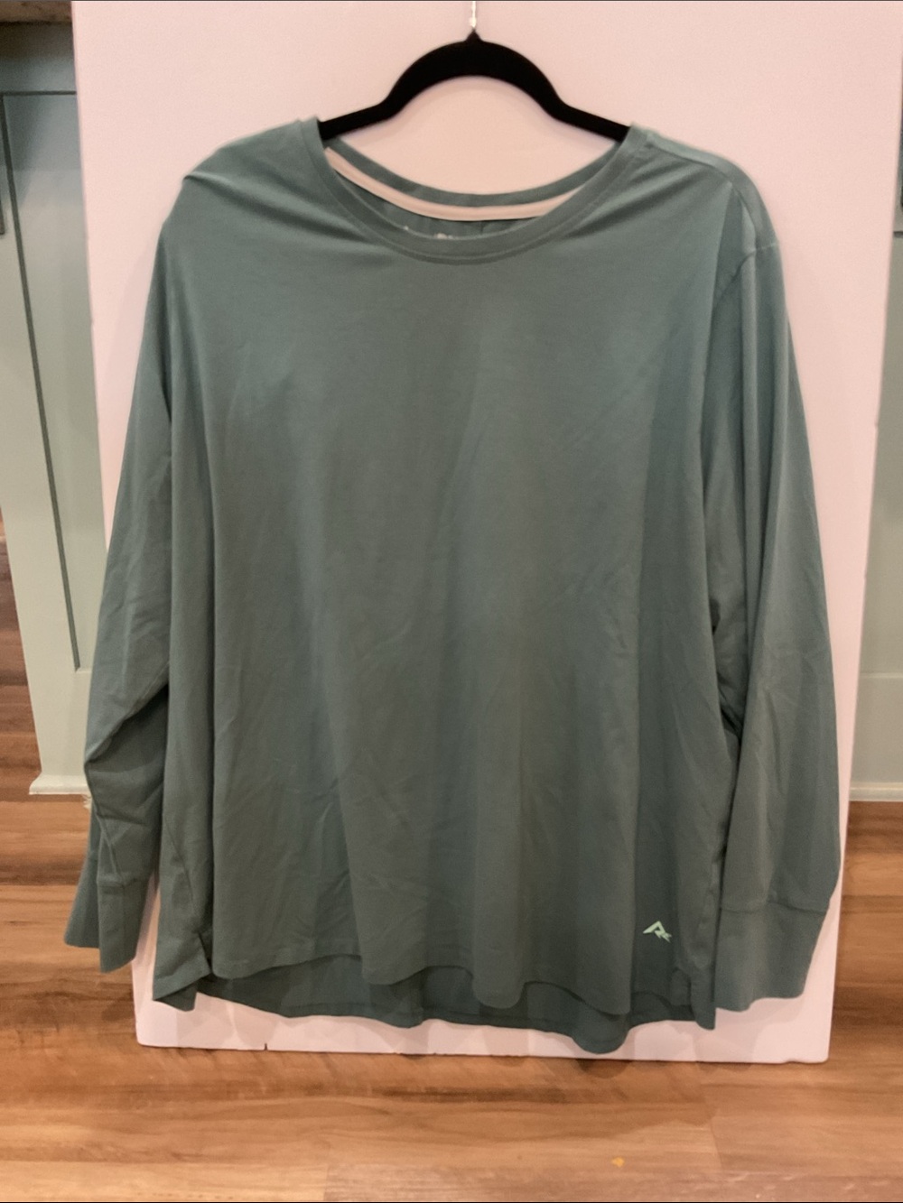Relaxed Long-Sleeve Crewneck Tee in Teal Green